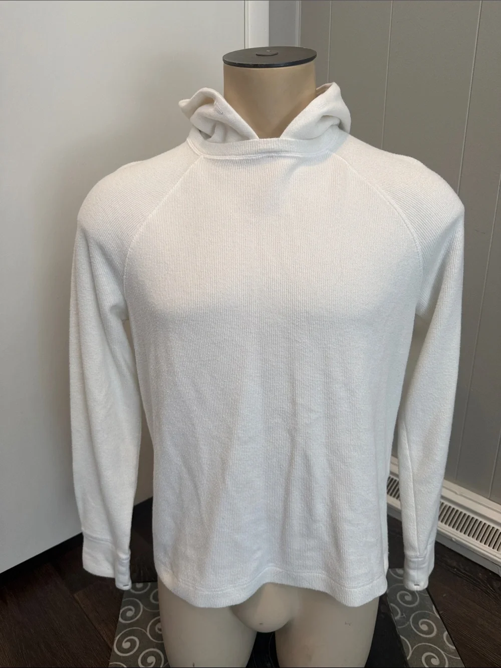 E Banana Republic Men’s Small White Hooded Knit Top